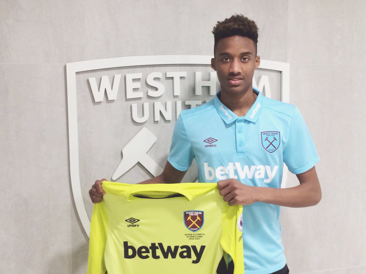 Nathan_trott's tweet photo. Happy to announce I've signed a new long term deal and my first professional contract with the club, the hard work continues !  #coyi ⚒ https://t.co/HDIDRyu15U