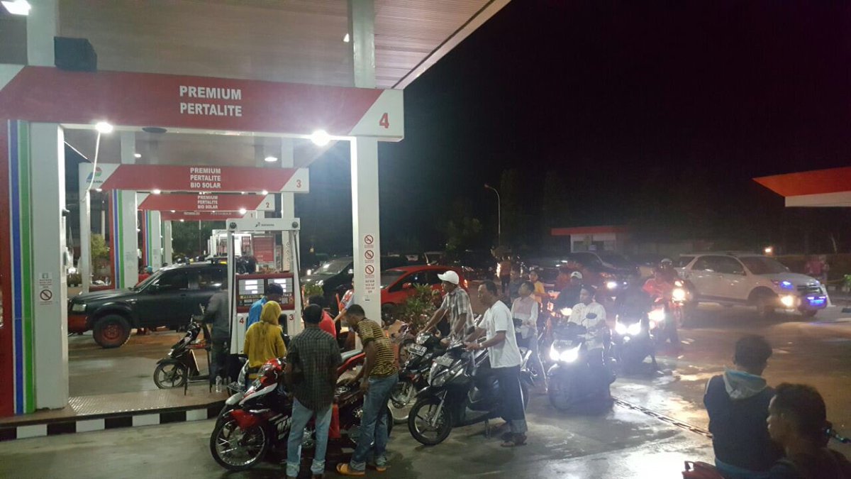 PPNSumbagut's tweet photo. Kondisi penyaluran dan pelayanan BBM di malam hari SPBU 14.241.483 jl. Banda aceh medan kec.meurdue, pidie jaya https://t.co/seanUZ6Kd1