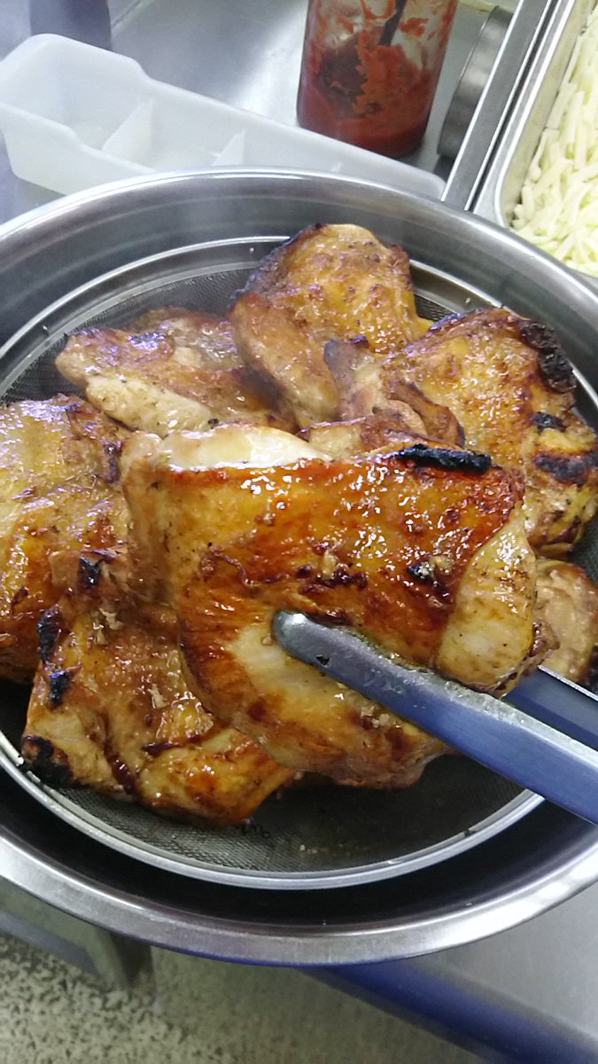 人気の「てりやきグルメチキン」に使ってる照り焼きチキンです。店内で手作りです。
こだわりの照焼きのタレに２日間漬け込んで、味と風味がしっかり浸み込んだ鶏もも肉を250度のオーブンで20分かけて焼き上げます。
250度の高温で焼くことで肉の表面がこんがり焼けて肉汁を閉じ込めます。