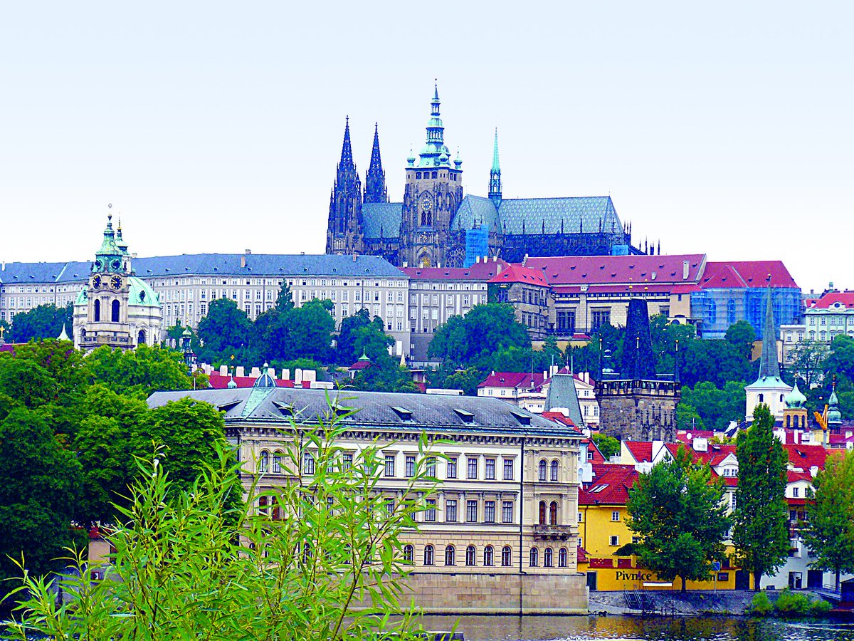 GuiasAzules's tweet photo. Castillo desde Nove Mesto. PRAGA. #praga #mesto #GuíasAzules #Guíasdeviajes #viajar #viajero #travel #follow #world #elmundoatuaire #photo https://t.co/tJbKEyN6op