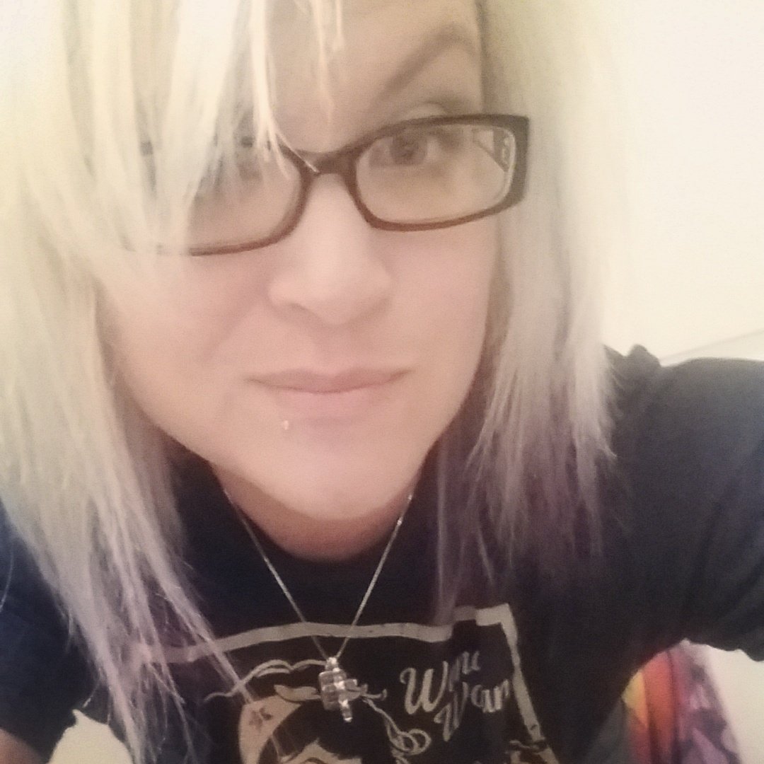 TXBluEyes22's tweet photo. Unpacking today while it snows outside..
#fallingwhitestuff #snow #ihatethecold #tryingtostayproductive https://t.co/ANxHNw1pB7