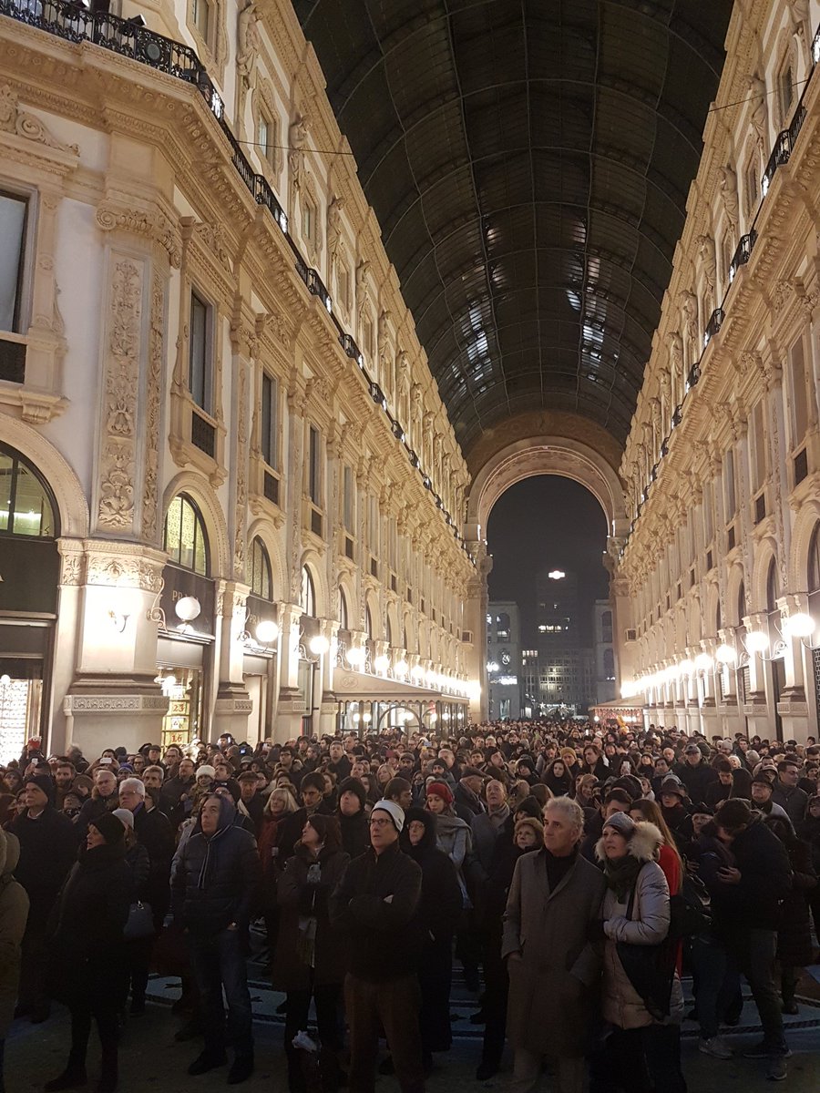 teatroallascala's tweet photo. A Milano si segue #PrimaScala #MadamaButterfly sul Maxischermo dell'Ottagono di Galleria Vittorio Emanuele! https://t.co/WJhhPijjlu