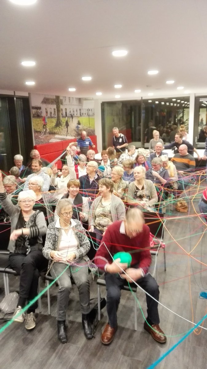 Er werd op een mooie manier verbinding gesymboliseerd bij de opening van @M_voorelkaar.