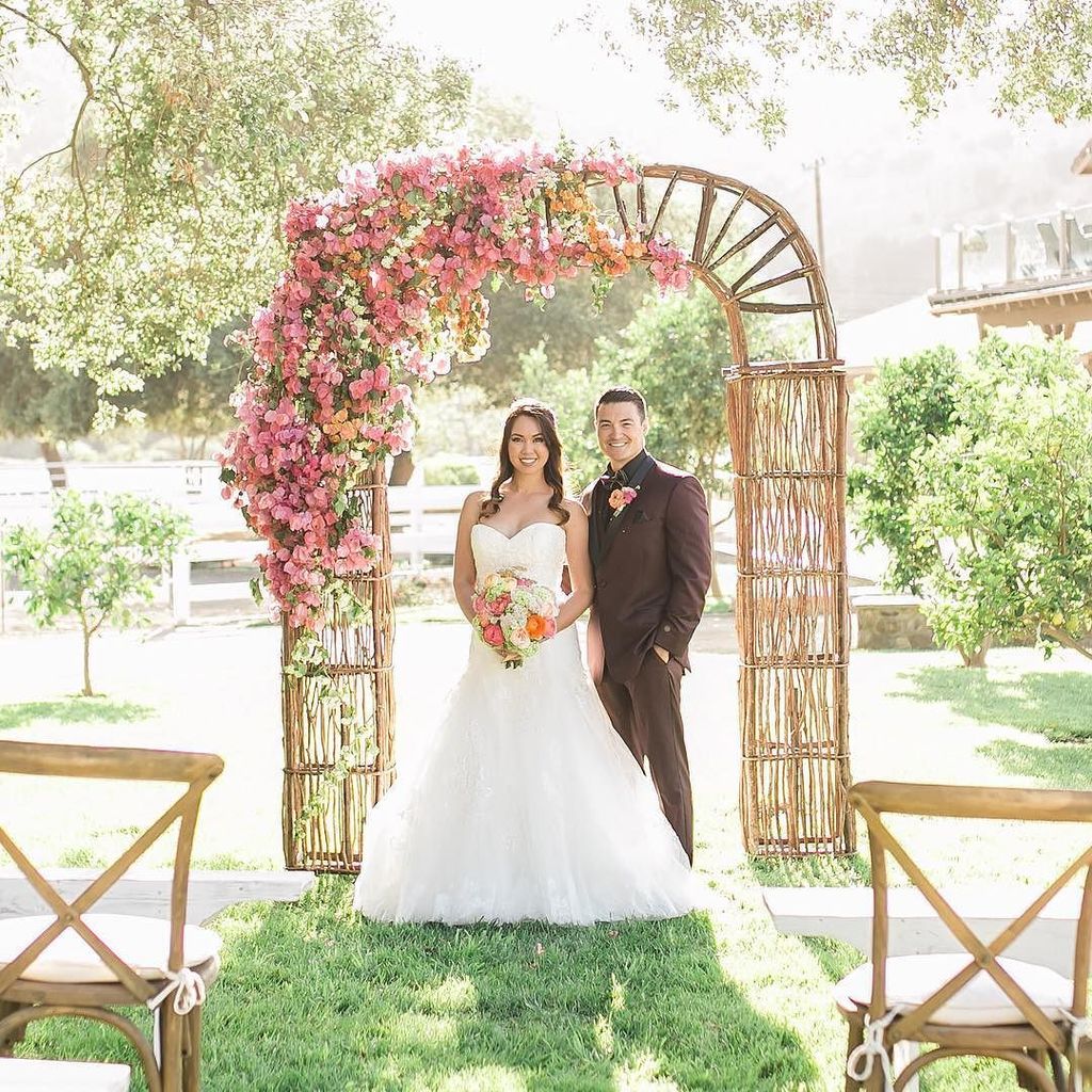 CasablancaBrida's tweet photo. Arbors at the altar are always a good idea. Gown: #CasablancaBridal #Style2203 // Photography: @camariemcbride // R… https://t.co/h09JyE4Zh1