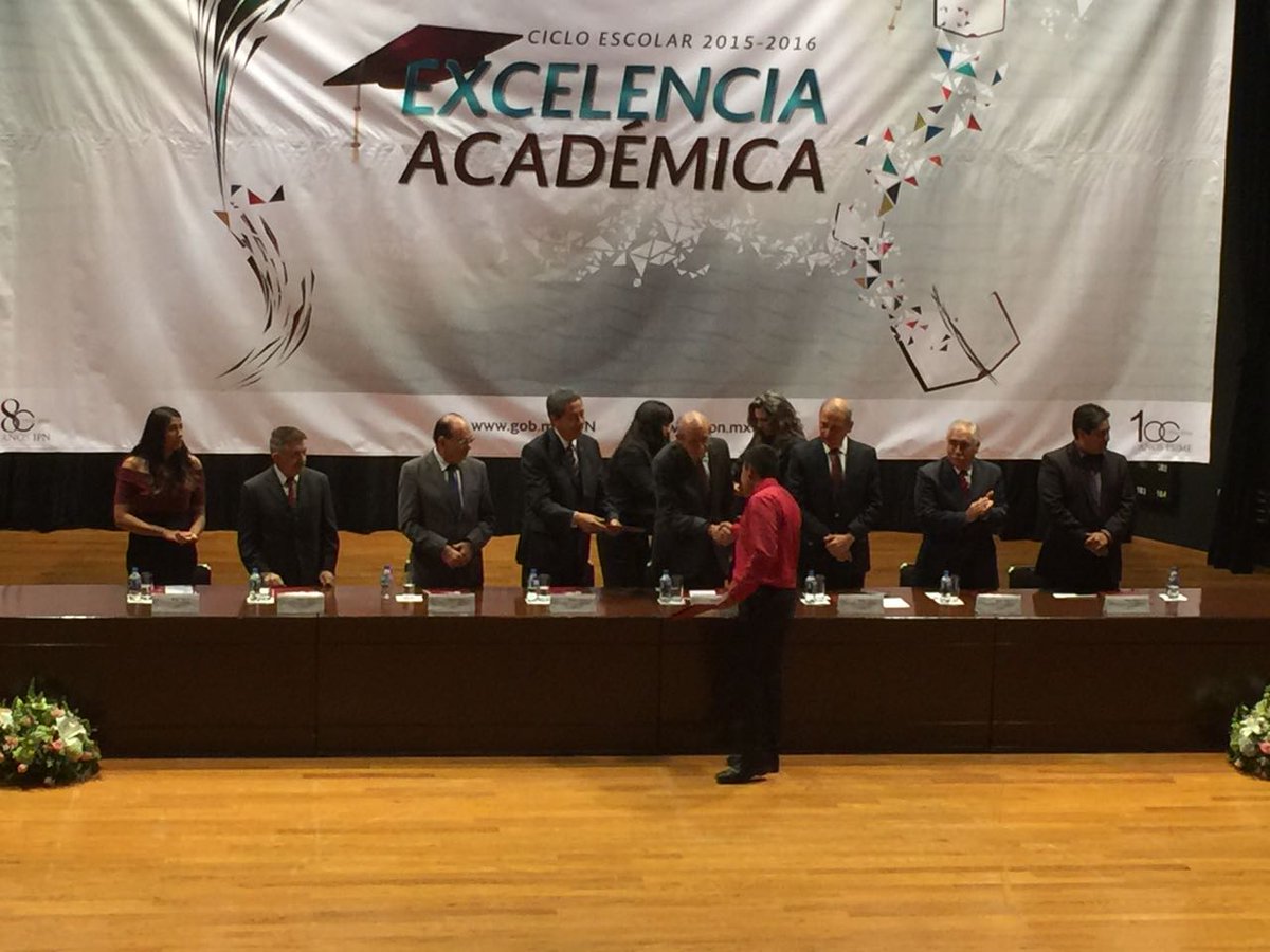OnceNoticiasTV's tweet photo. #AHORA @EffIPN entrega reconocimientos a los alumnos de #ExcelenciaAcadémica de los diferentes #CECyTs del @IPN_MX https://t.co/9pDYF2prlI https://t.co/syrlS4Ng1y
