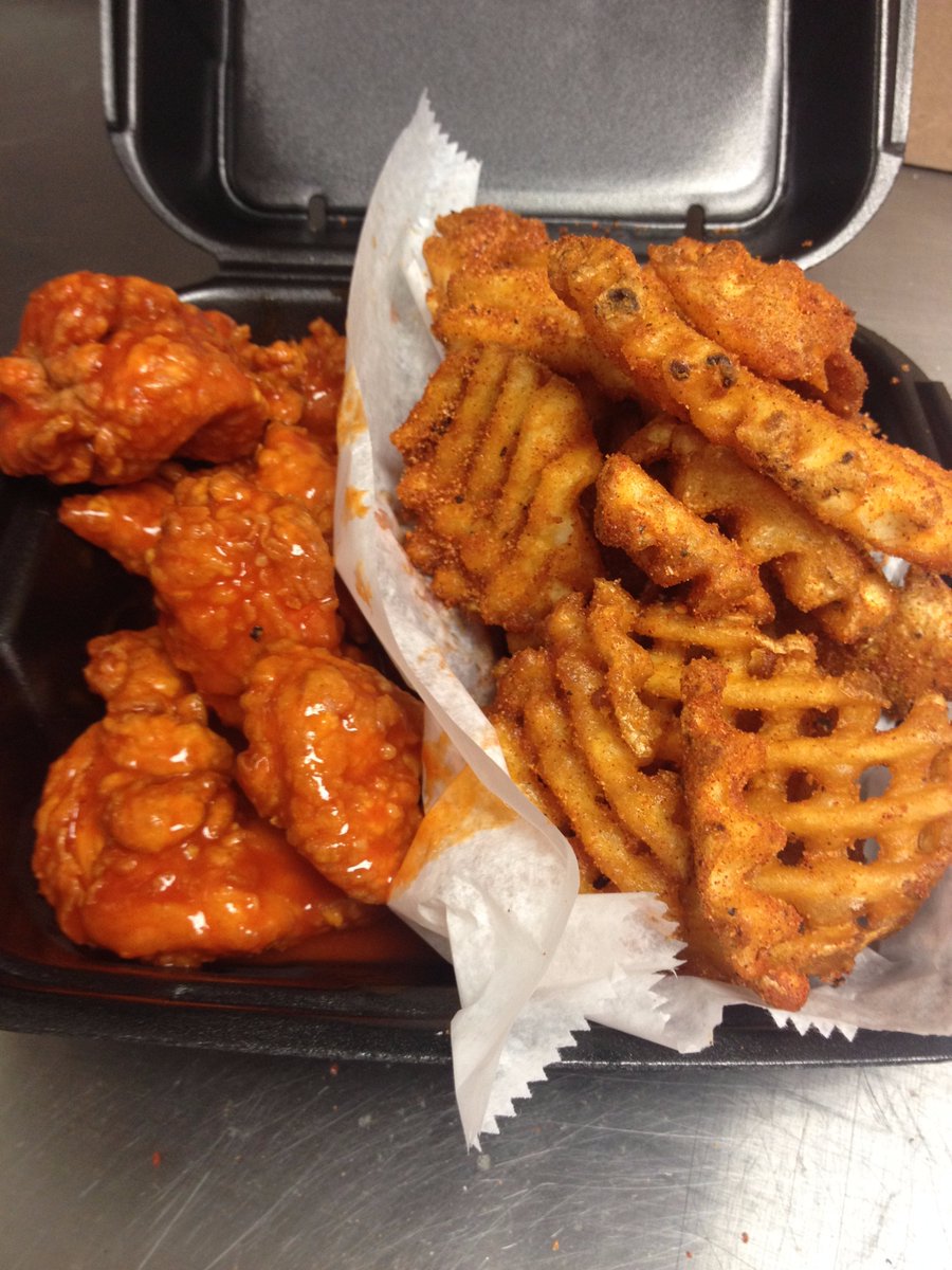 WingsOverMKE's tweet photo. Happy #WingsOverWednesday! RT this for a shot at a free pound of boneless wings! Must follow to be eligible to win! https://t.co/IdmppMDwiF