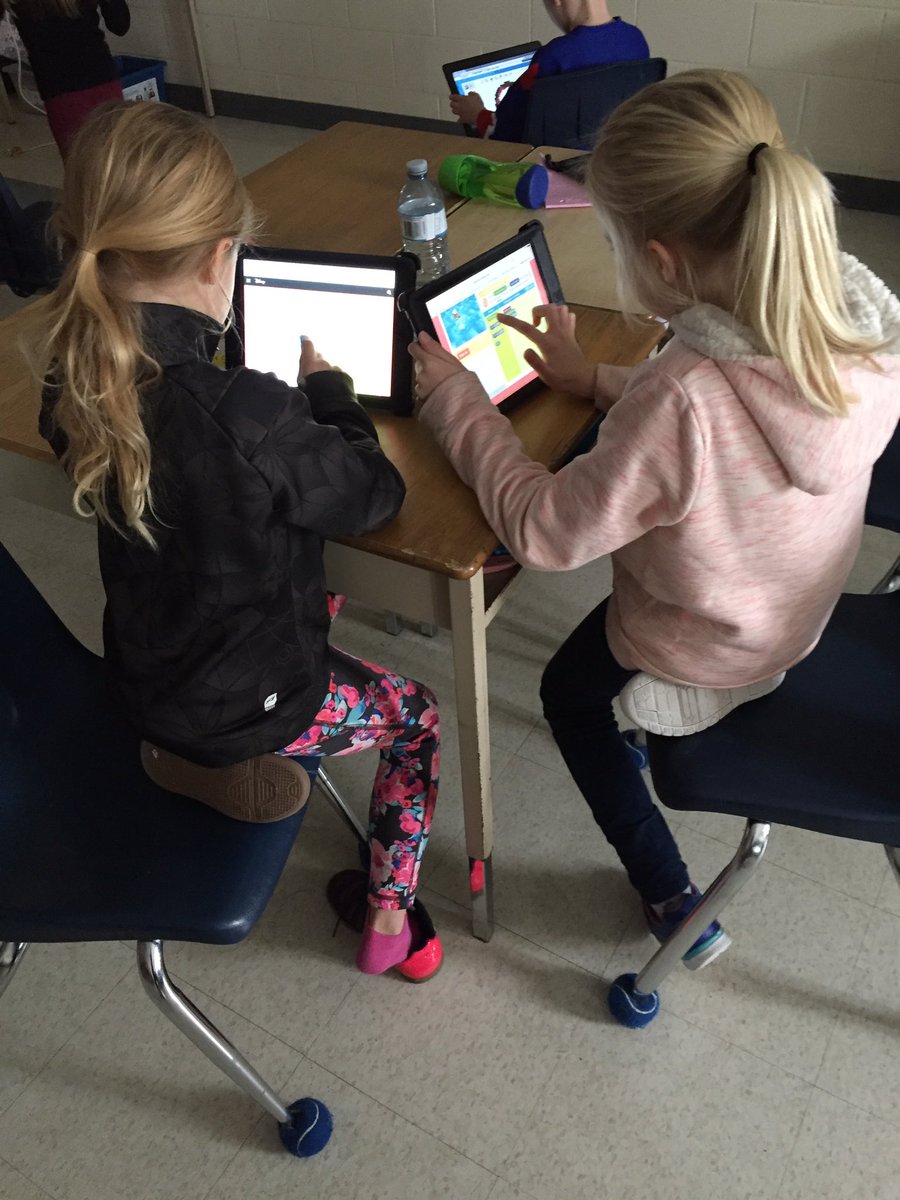 MissLRainey's tweet photo. #HourofCode in grade 3! @herscdsb. @SCDSBcodes https://t.co/uekdZb5Xtm