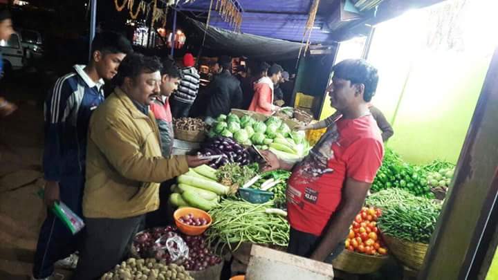 neelankarbasu05's tweet photo. Vegetable Vendors Mr. Sandip &amp; Vijay Mahto of Jashpur turn digital too..#Ipaydigitally @NITIAayog @priyankasaket @misra_ias @alexpaulmenon https://t.co/qxlPOTIyrO