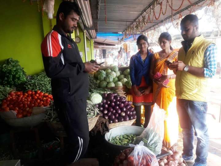 neelankarbasu05's tweet photo. Vegetable Vendors Mr. Sandip &amp; Vijay Mahto of Jashpur turn digital too..#Ipaydigitally @NITIAayog @priyankasaket @misra_ias @alexpaulmenon https://t.co/qxlPOTIyrO