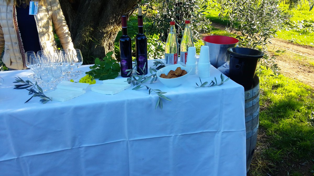 Tempo_Events's tweet photo. Today team building with visit of the Island, wine tasting and a wonderful meal cooked with fresh local products #CotedAzurNow #Tempoevents https://t.co/DZ6cgkM4Z7