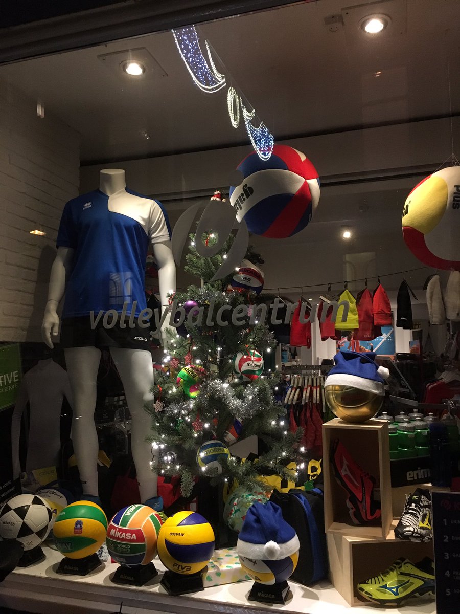 Op de Nieuweweg 15 in Groningen zijn we helemaal in de kerstsfeer! Want, jaja, happy volleydays are coming! #volleybal #mizuno #kerst #grunn