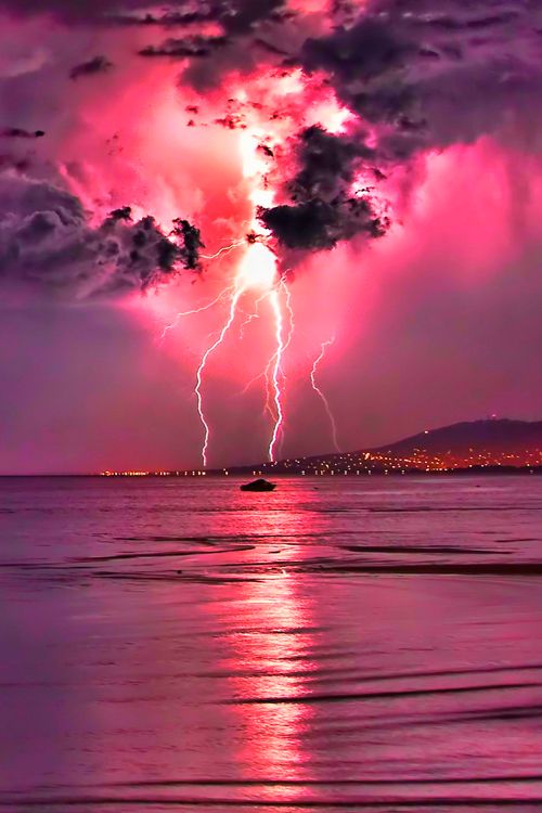 cecelia_hopes's tweet photo. PINK sky meets PINK waters - AMAZING!
#todaysinpiration #punkbugdesignstudio #design #pinkbug #pink https://t.co/S1du1DEKuy