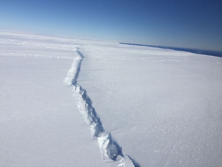 ClimateCentral's tweet photo. Unusual rifts in the middle of the ice shelf of Antarctica's Pine Island Glacier could herald its collapse https://t.co/qa1azDkWyJ https://t.co/2ogWsJKu0c