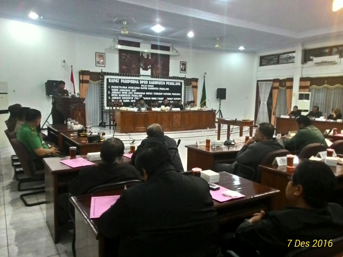 Paripurna malam, Bupati Pemalang HM.Junaedi, SH, MM ketika membacakan Jawaban eksekutif thd raperda tahap III 2016