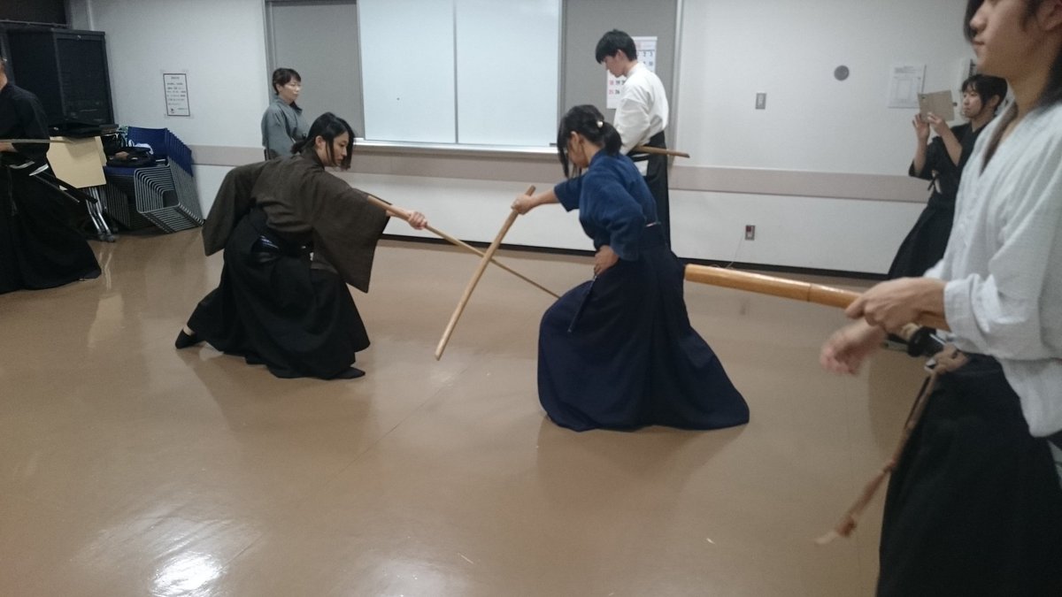 古武術 天心流兵法 昨日の天心流兵法 世田谷支部の稽古より 立合抜刀術 虎乱刀を攻防稽古にて 木太刀 木刀 を用いて 手鞘にて行います 手を鞘に見立てつつ 無い鞘をあるものとして稽古する事は大変効果があります