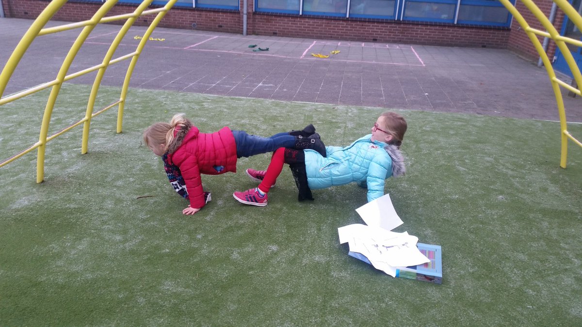 Hoezo acrobatiek alleen binnen? In aalten doen we dat ook gewoon buiten! Samen een afbeelding nadoen. En wat deden ze het goed @BeweegWijs