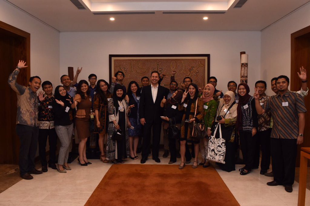 DubesAustralia's tweet photo. Pengusaha muda &amp; alumni Aust punya solusi utk segalanya: angkutan barang, sewa tukang, hingga adopsi hewan. Penerus hubungan 🇦🇺🇮🇩. #OzAlum https://t.co/ATFq5Mz9RT