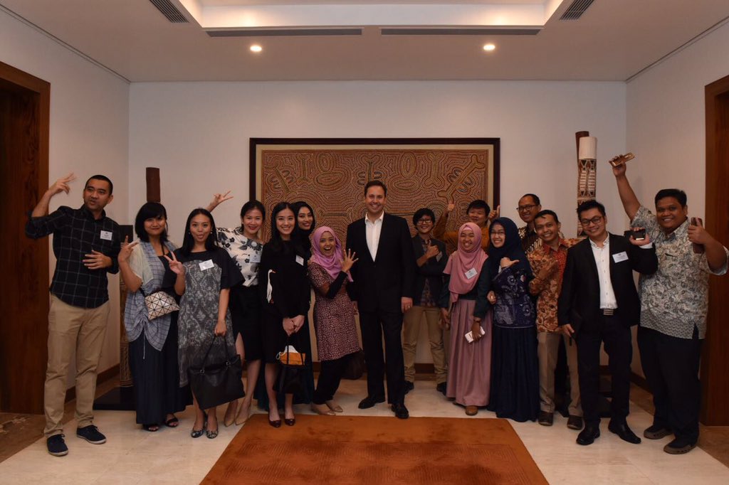 DubesAustralia's tweet photo. Pengusaha muda &amp; alumni Aust punya solusi utk segalanya: angkutan barang, sewa tukang, hingga adopsi hewan. Penerus hubungan 🇦🇺🇮🇩. #OzAlum https://t.co/ATFq5Mz9RT
