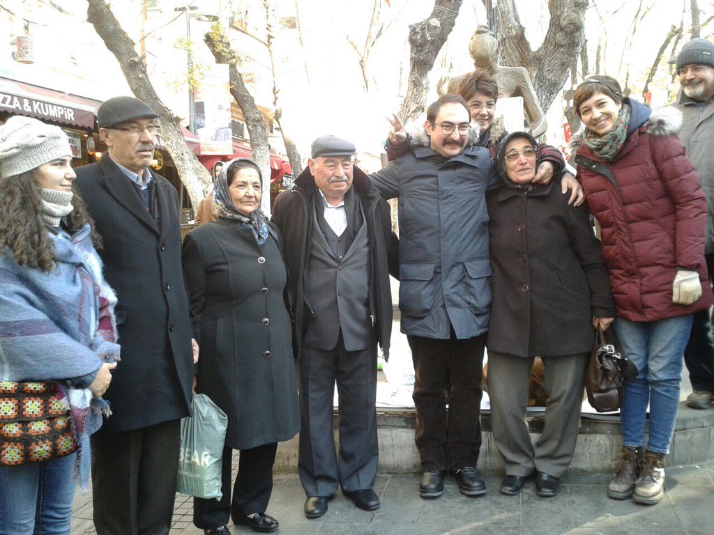 Semih'in dede ve ananesi bizimleydi bugün. Ailelerimiz çocuklarımız sahipsiz değil, diyor. Demek ki, Kazanacağız!