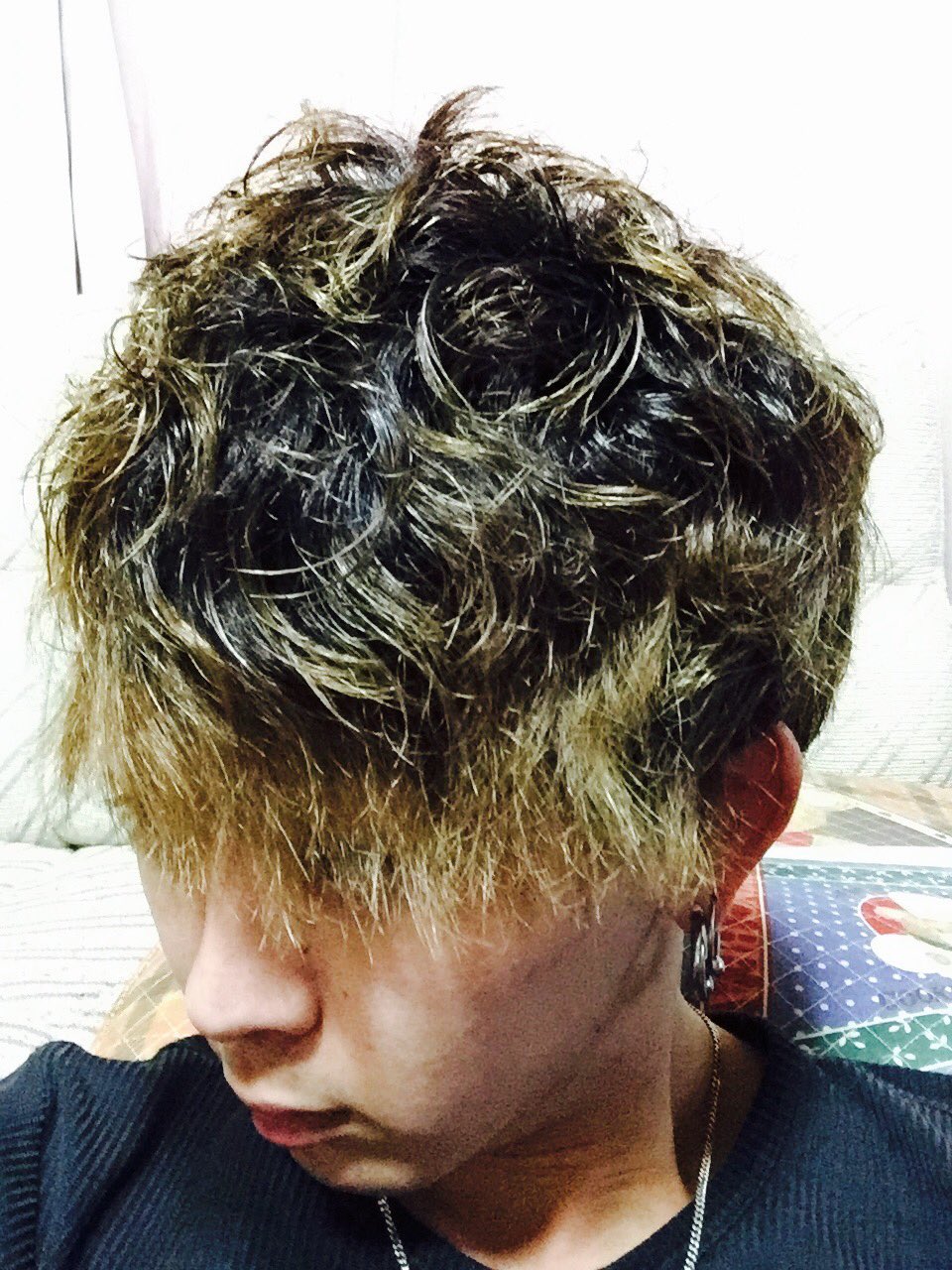 Twitter 上的 H Tukasa 最近ずっと髪傷ませてるなー 夏まっ金髪のツイストパーマ 次 黒に染めてストパー 縮毛 してこないだスパイラルパーマ 本当毛やばいから少し落ち着きます 笑 今回はこんな感じに仕上がってワンポイントに後ろに小さくライン入れた