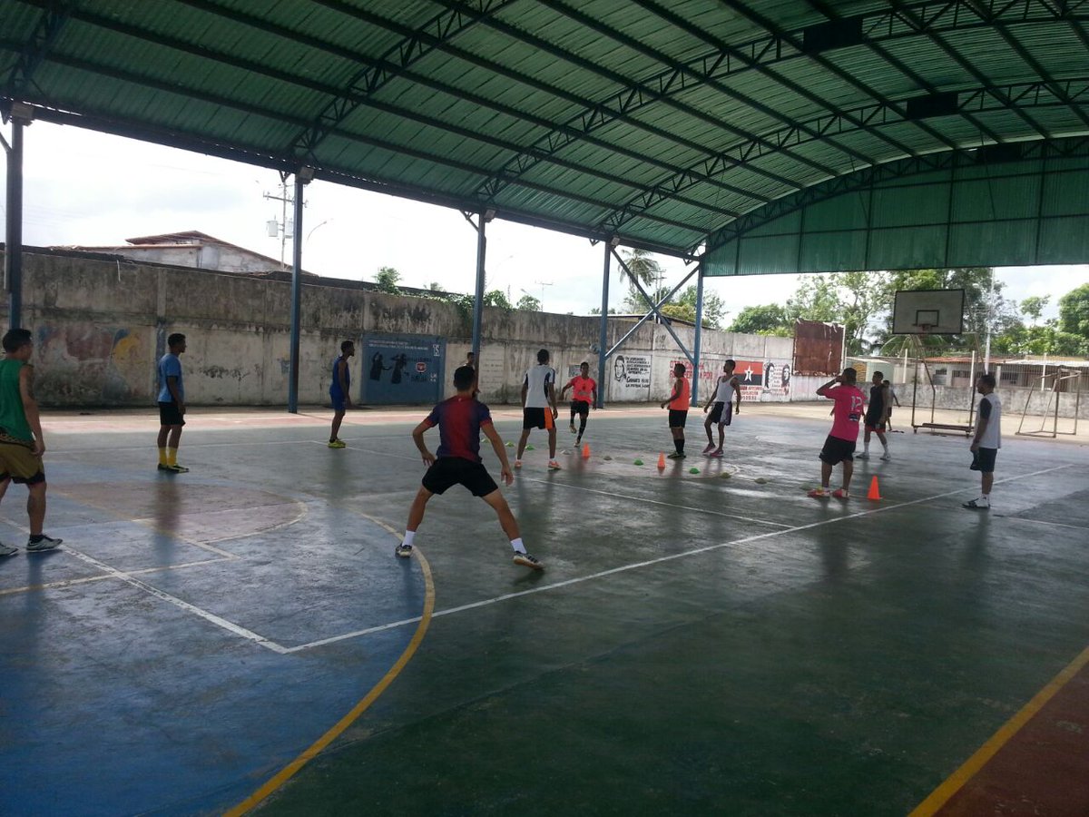 AnacoSCFutsal's tweet photo. Entrenamiento matutino del #AnacoSCFutsal, a pocas horas del primero de la semifinal ... #VamosAnaco!!! https://t.co/BNIZpp9bJJ