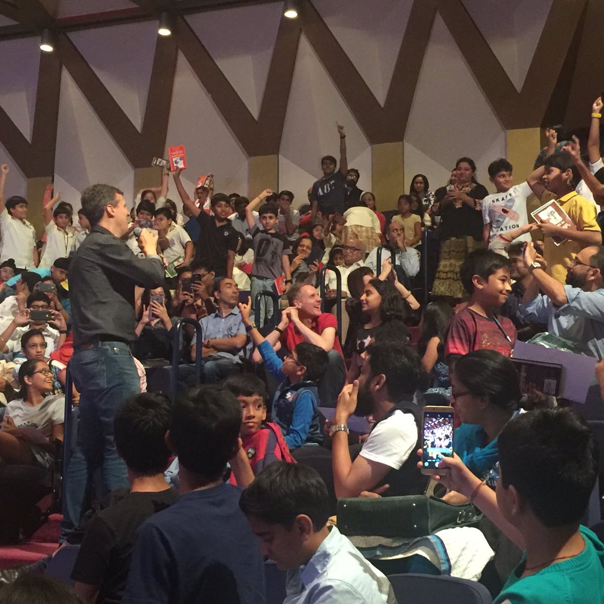 PenguinIndia's tweet photo. @wimpykid goes into the crowd to answer some very interesting questions! #PenguinAnnualLecture
#JeffKinneyInIndia https://t.co/JjozWlU3fb