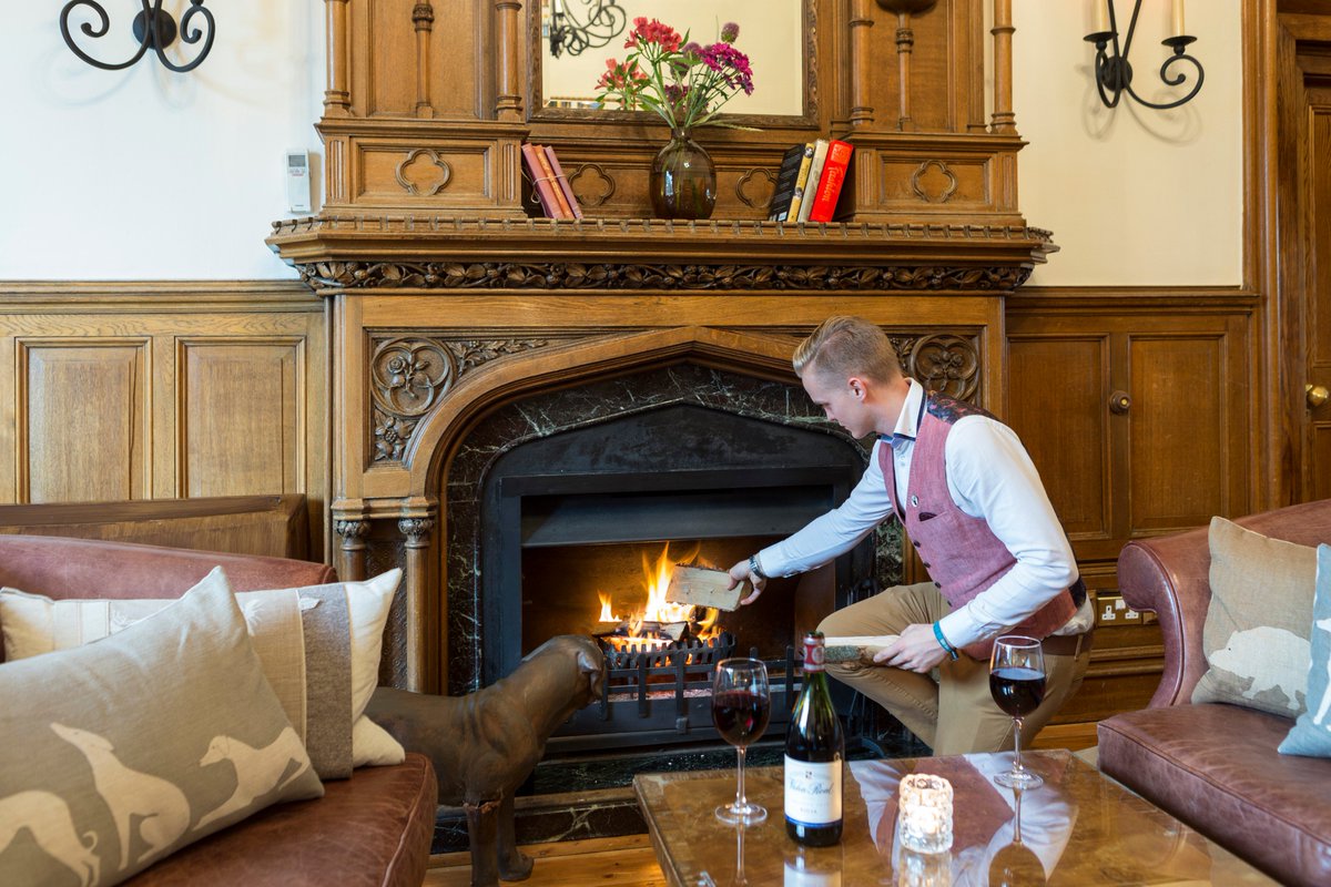 TheOakleyCourt's tweet photo. With cold #winter weather setting in...warm up with a cosy drink &amp; open log fire places #wednesdaywisdom #Christmas https://t.co/0vUk4QxuY9 https://t.co/ntQeJSfO7g