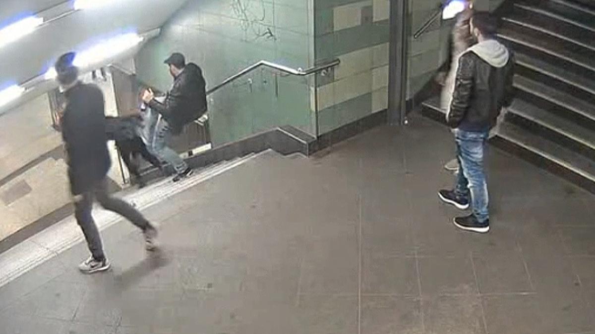 Berlin-Neukölln: Mann tritt Frau U-Bahnhof-Treppe hinunter to.welt.de/cC2DLeH