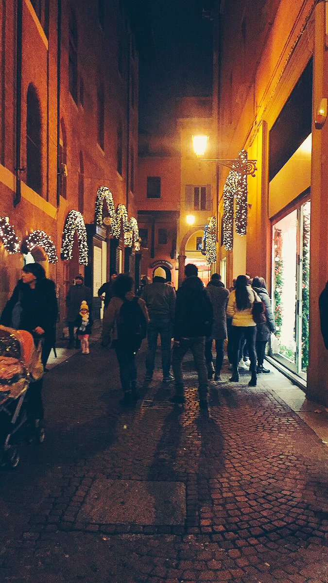 bernadetteglt's tweet photo. #Natale2016 #Bologna 🎄 https://t.co/AKQ2tQvLC0