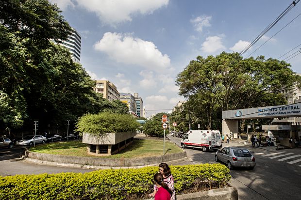 folha's tweet photo. Fiscais flagram haitianos com situação de trabalho precária no Hospital das Clínicas de SP https://t.co/tXO3doOQEZ https://t.co/Pinnc6CSeT