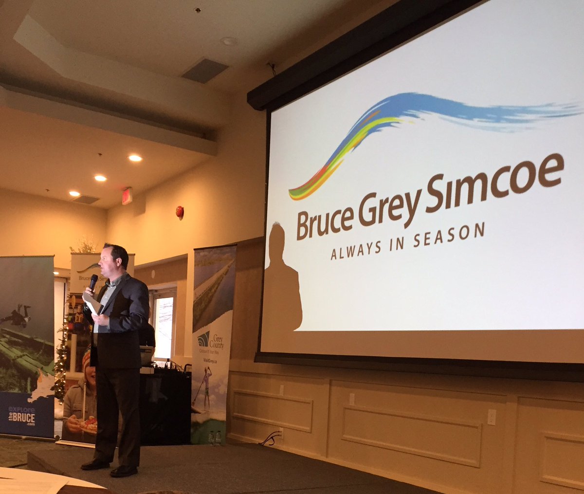 tempus_fugit_L's tweet photo. @RTO7Connection #conference2016 @GeorgianBHotel @ontariokevin #tourism @BlueMtnResort #fullhouse #excitingtimes @WardenGerry https://t.co/sIhp4p7Ujp