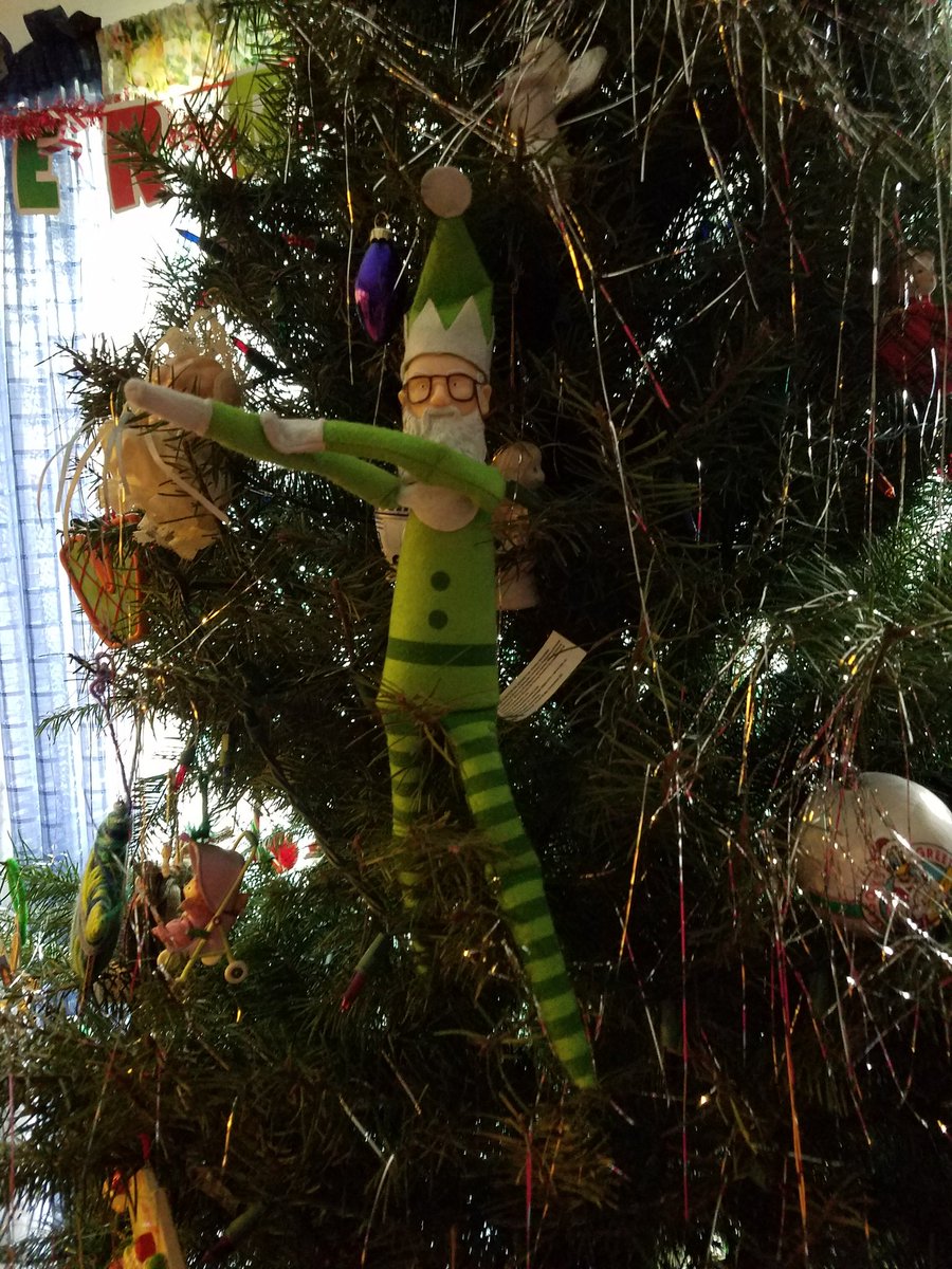 mrsgfunk4u's tweet photo. @UncleSi_Elf dabbing around the Christmas tree #unclesithechristmaself https://t.co/JMN4mJZfXn