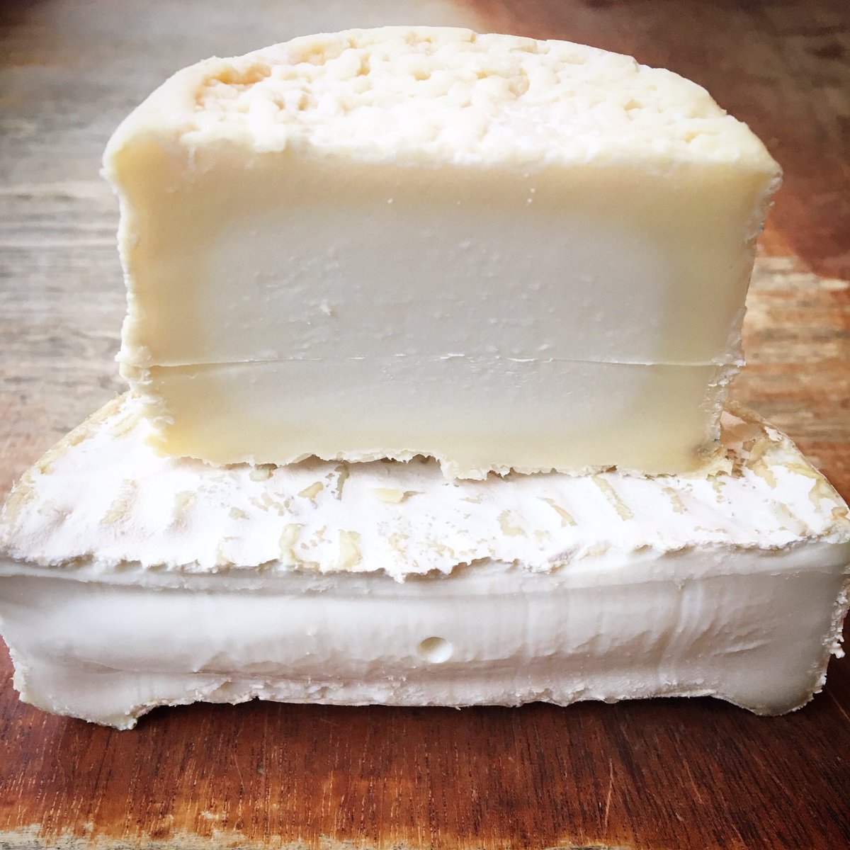 FormaggioSE's tweet photo. Taste these beautiful #cheeses on the #southendholidaystroll tonight: a perfect little goat's milk #Chevrot, & a buttery Camembert di Bufala https://t.co/RO9suezCRO