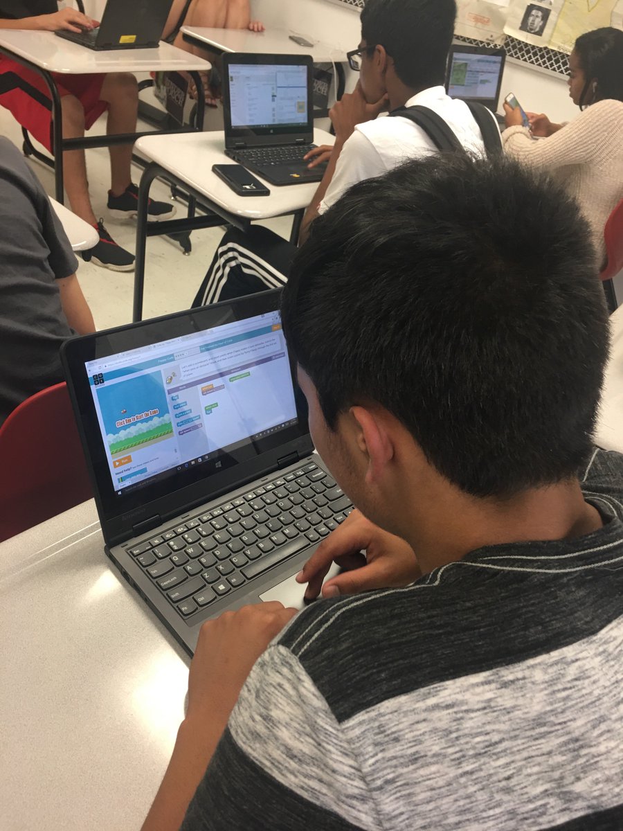 Mrscabrera08's tweet photo. #HourofCode PERIOD 4 is life! https://t.co/2YIUJUZ6UD
