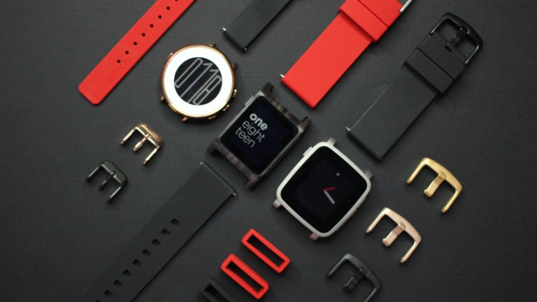 javipeiromoreno's tweet photo. Fitbit adquiere Pebble oficialmente: se queda con su propiedad intelectual, pero mata sus smartwatches https://t.co/6UJpiaMz9A https://t.co/d2UDbzYXTR