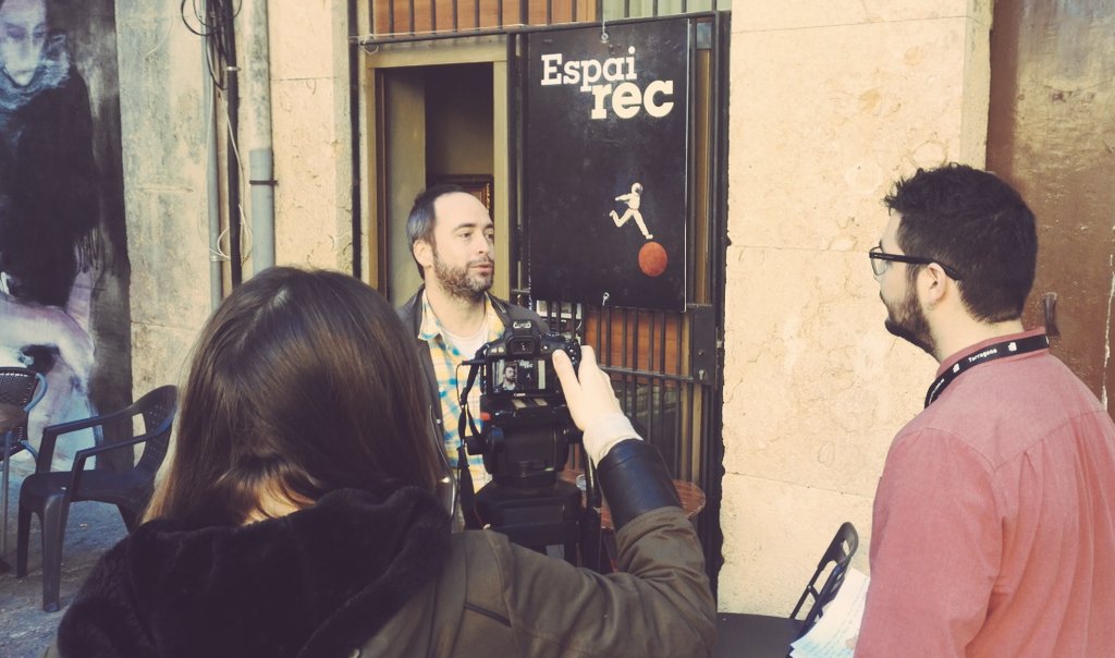sotaboscfilm's tweet photo. Director @dgutierrezcamps valorant amb premsa festival el bon feedback rebut d'experts al #PrimerTest del @RECtgn d'enguany #REC16 https://t.co/361JhljNw8