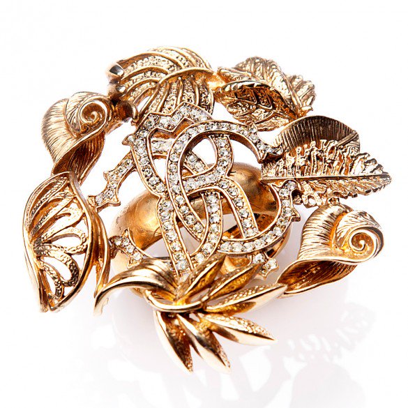 kingsofchelsea's tweet photo. Christmas is all wrapped up thanks to #RobertoCavalli's dazzling napkin holder at #KingsofChelsea https://t.co/TQdd5kz6MZ @CountryandTown https://t.co/ZTbxgeG701
