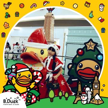 kaleica's tweet photo. @MyPicMix, Paris I'm in love  #eifeeltower #xmas #BDuckPhotoContest #B https://t.co/vUmXjn214z https://t.co/5fnrw2tihe