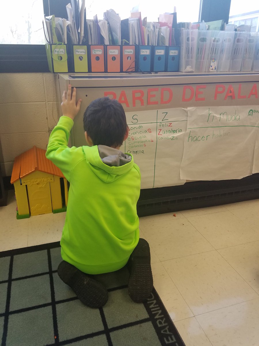 MsGistenson's tweet photo. first graders are so excited about all of the new words we found for our word wall! #RedOakRockers https://t.co/32UApfEkzX