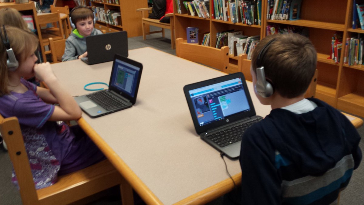 SShepReads's tweet image. #CSEduWeek Day 3 and we&apos;re off and coding! #HourofCode #CodeIowa