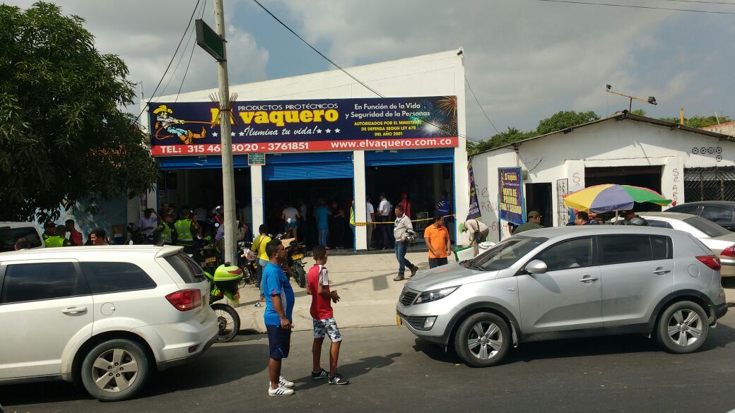 HaroldYanesR's tweet photo. Cuál prohibición? Así está bodega de venta de pólvora ahora en Soledad ! Vía: @alexmirandach @EmisorAtlantico @jorgecura1070 https://t.co/rlvGniGflJ