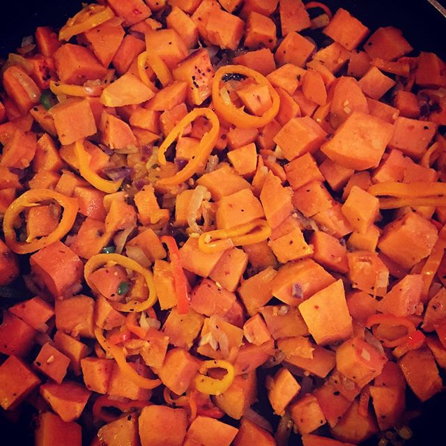 brucesyams's tweet photo. I'm slanging these sweet potatoes!!! #sweetpotatohash #yamright #soulfreshsoulclean #elleskitchen ๐ ๐ท: @brownbetty_312 https://t.co/xhzSLd3XOD