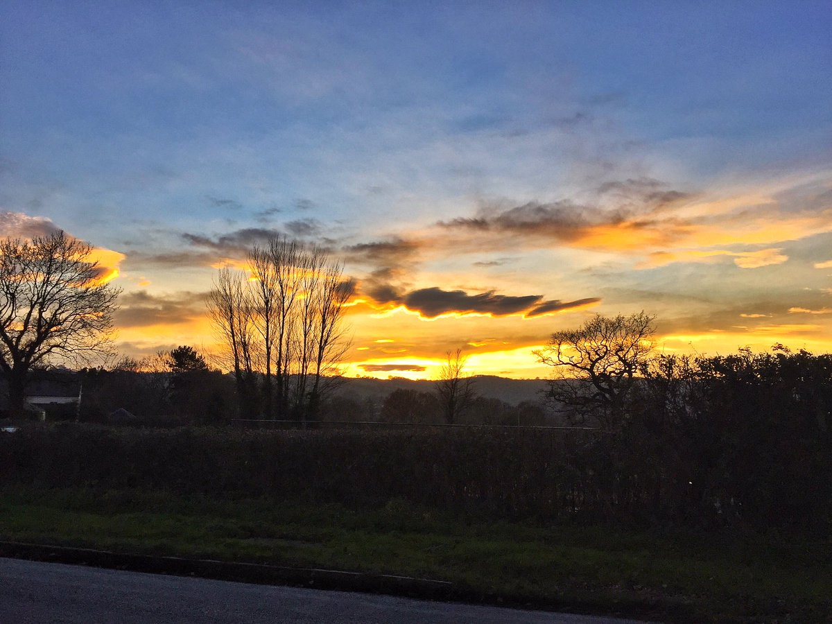 somersetlevel's tweet photo. Sometimes you get Thatcher's Gold inside, sometimes it's outside too @TheBlueBowlInn https://t.co/cmJdvBgumO