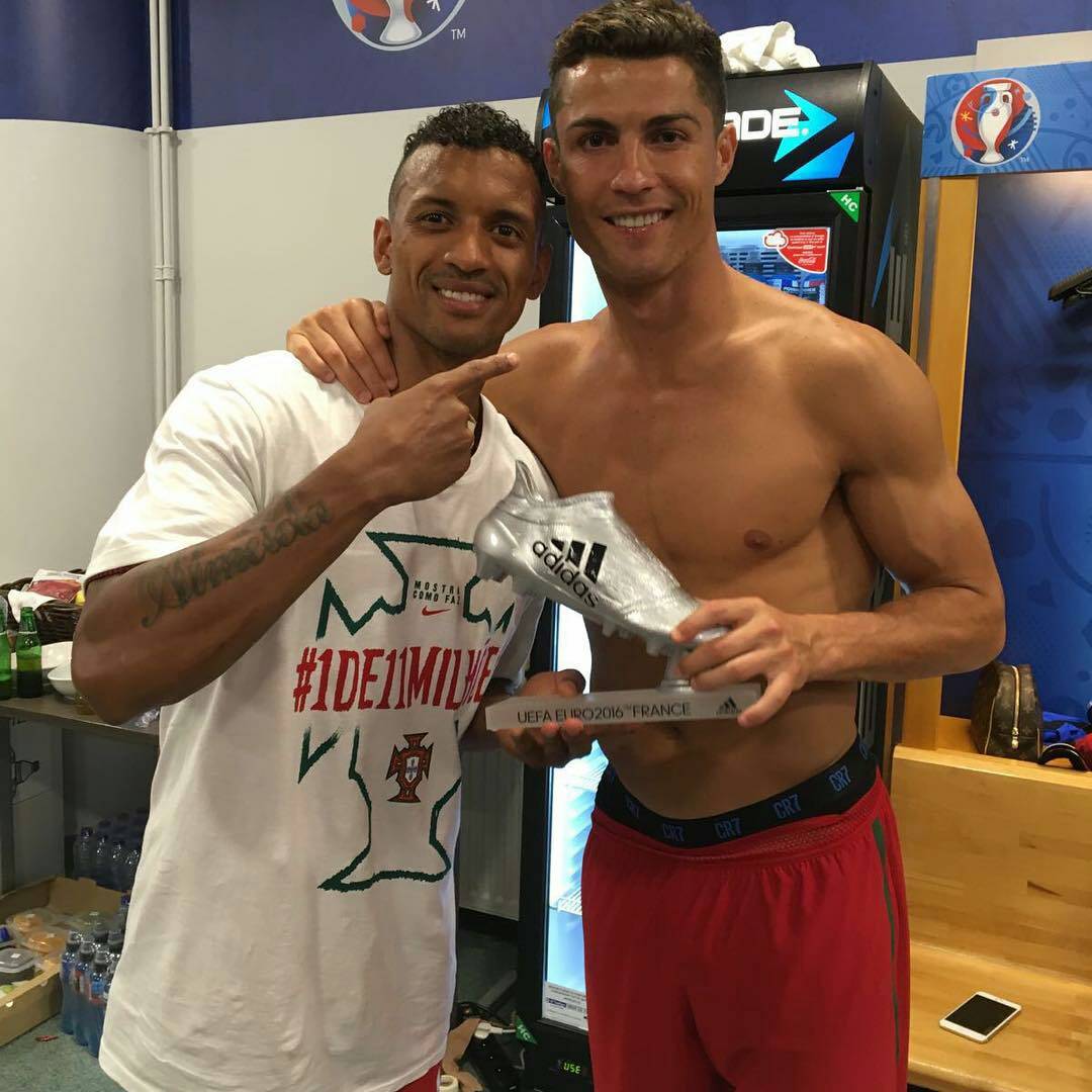 MahiriBrand's tweet photo. Cristiano Ronaldo gave his Euro 2016 silver boot award to Nani https://t.co/JzEUyfDOPN     #sport@uefaeuro #euro2016⚽️ #champions @cristiano https://t.co/ldfXJ04Rsz