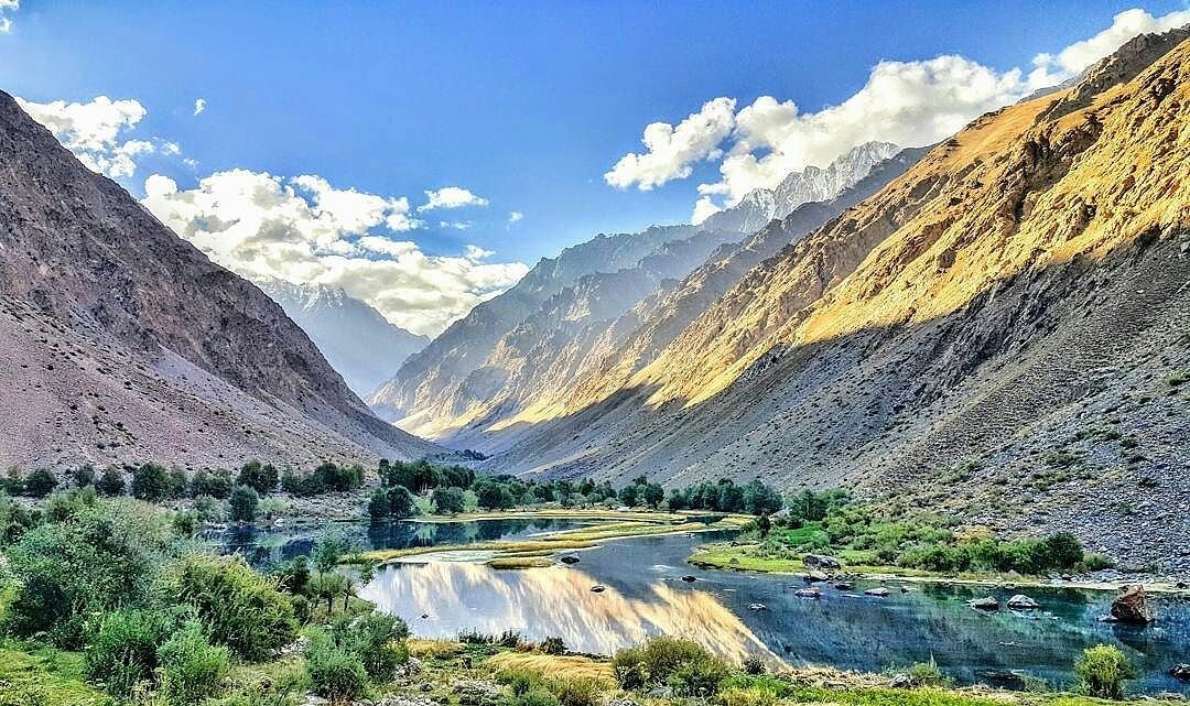 The village of Jizev in #Tajikistan is a 3 hour hike away from the rest of the world.
📷 @wanderlusttravel.eu