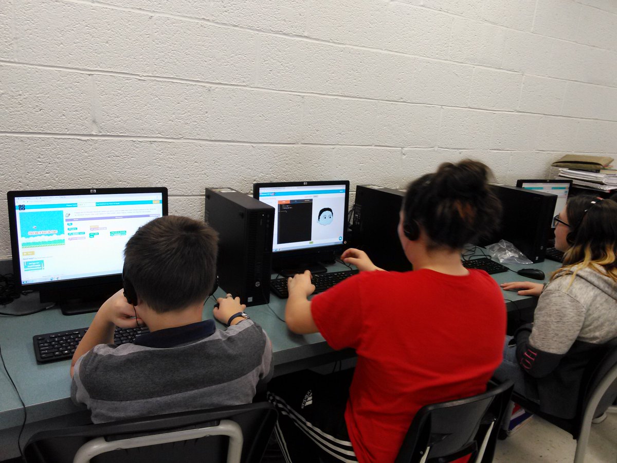 jeanine_popescu's tweet photo. More programming with @hourofcode @DMSRAMS with Mrs. Hudson and Mr.Sipple @SCPSMathScience #SCPSHourofCode https://t.co/yhy1FqHLwH