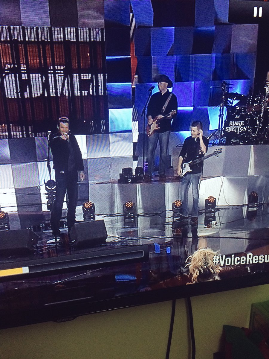 Legentla's tweet photo. If he didn't point at him just like last time he performed SGAWW last season #HESODID #isthatathingnow https://t.co/dlS0uusH1c