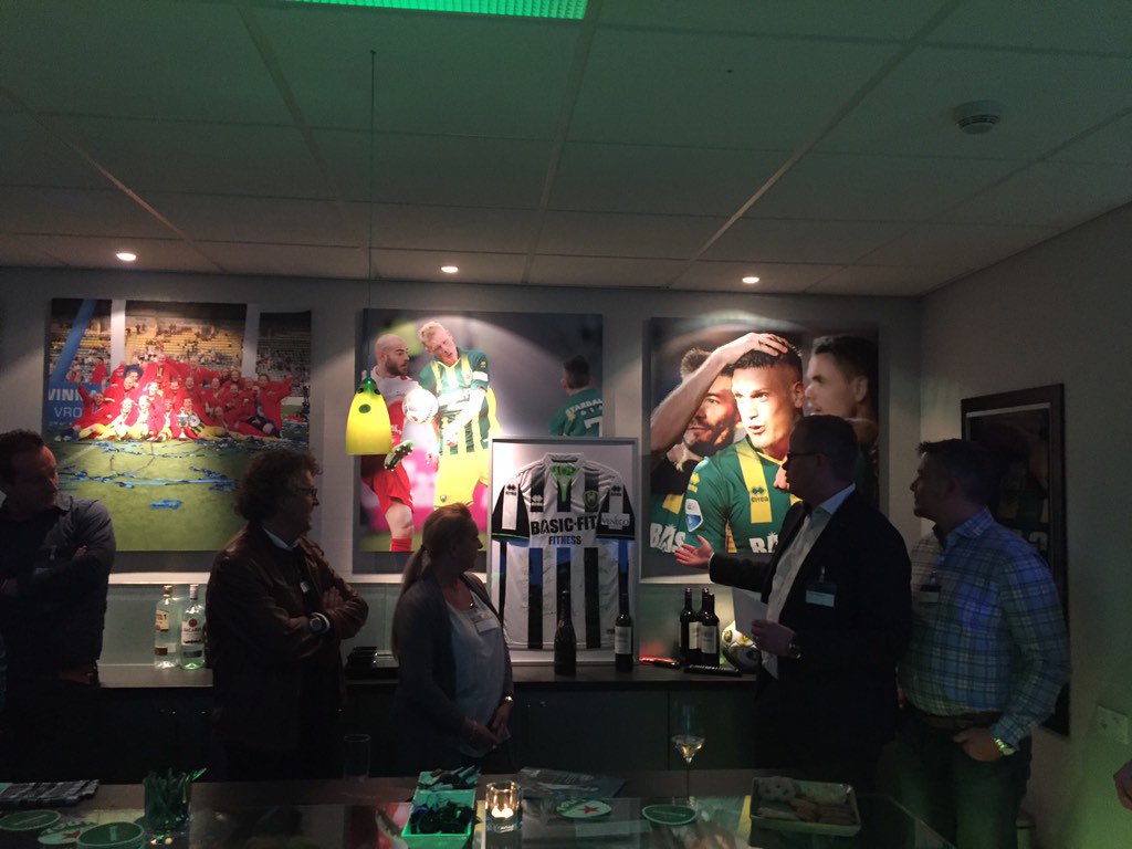 FlyAeolus's tweet image. haha nee geen #wangeffect voor ons. Gewoon leuke #LinkedPerfect borrel @ #Veneco #ADO Den Haag businessbox