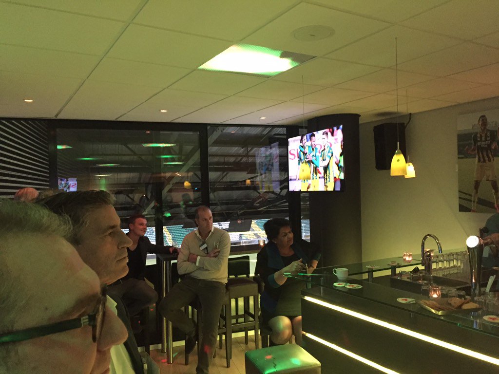 FlyAeolus's tweet image. haha nee geen #wangeffect voor ons. Gewoon leuke #LinkedPerfect borrel @ #Veneco #ADO Den Haag businessbox