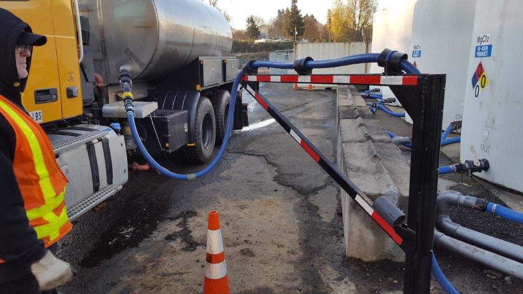 OregonDOT's tweet photo. We applied 42,200gal of anti-icer last night in Portland. Anti-icer helps but doesn't prevents roads from freezing Plan ahead. #pdxtst https://t.co/NGwLXY1i8x